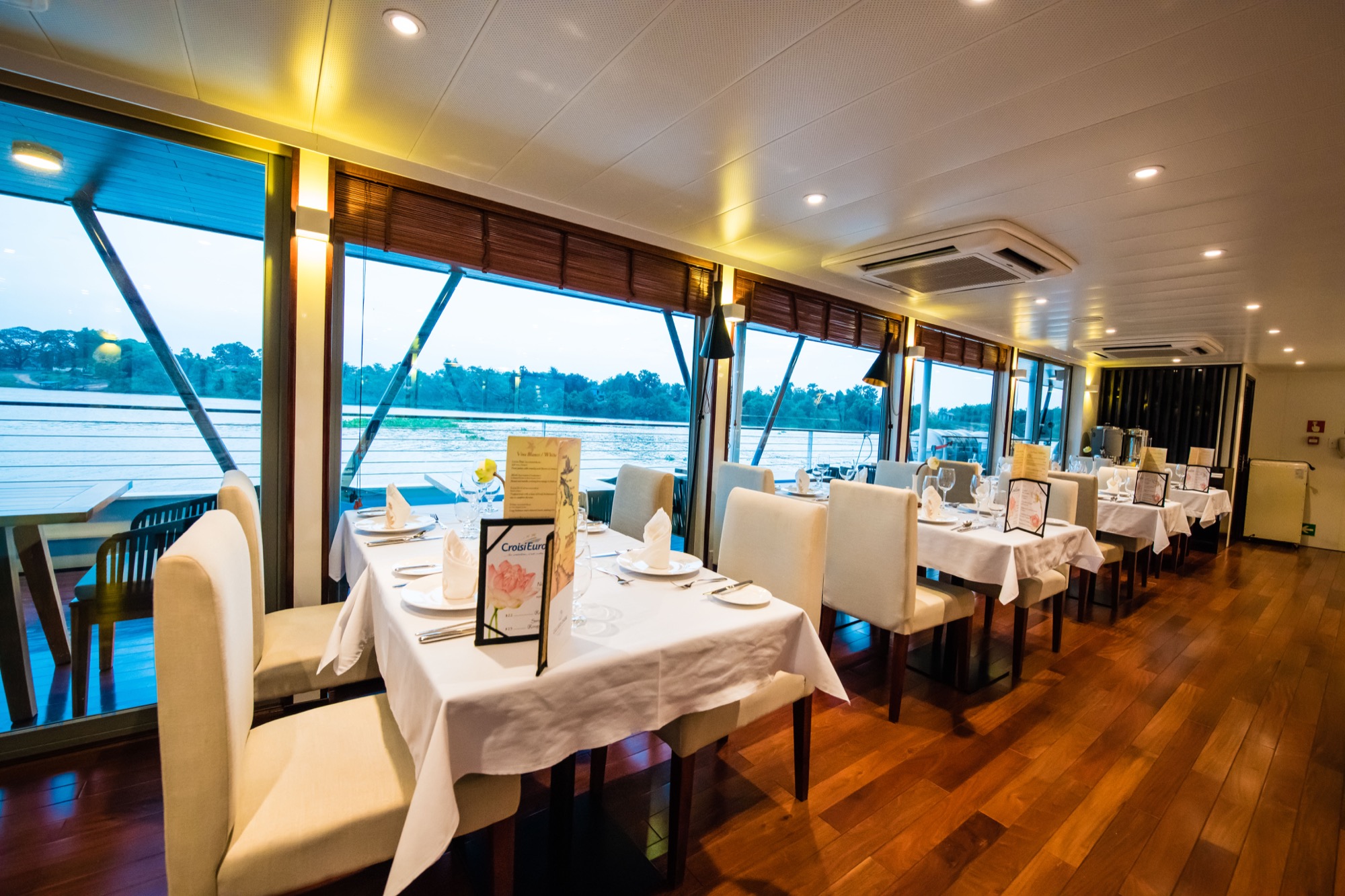 CroisiEurope RV Indochine II Restaurant 10.jpg